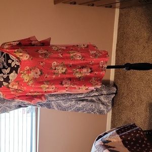 EUC Love J Styles Coral Floral High/Low Top. Size 1X